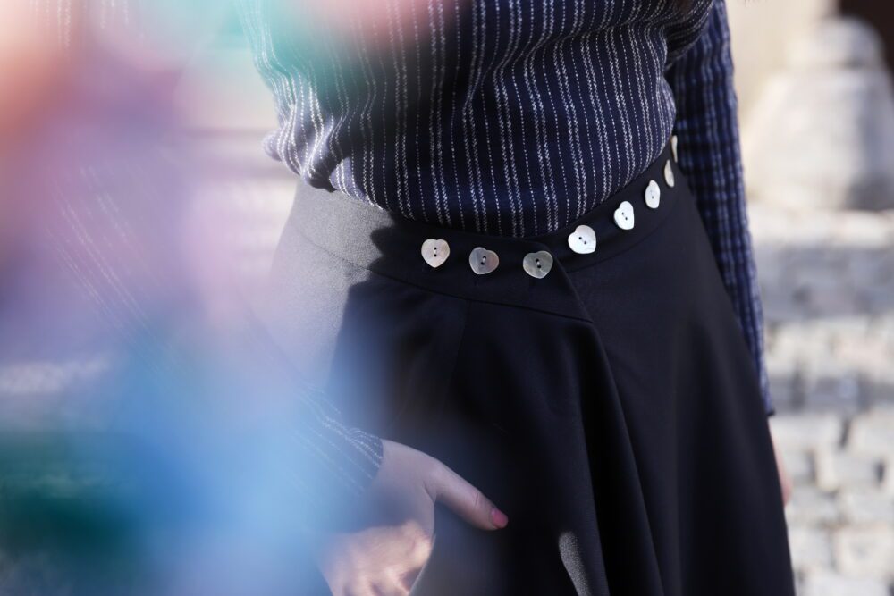 Zavinovací sukně s perleťovými knoflíky