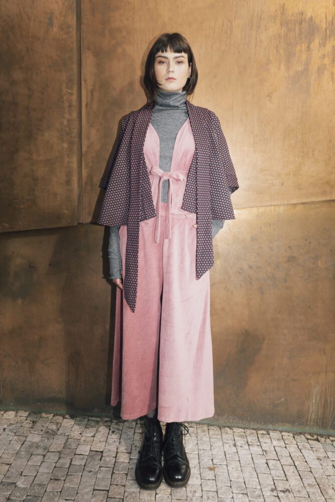 Růžová vesta manšestrová