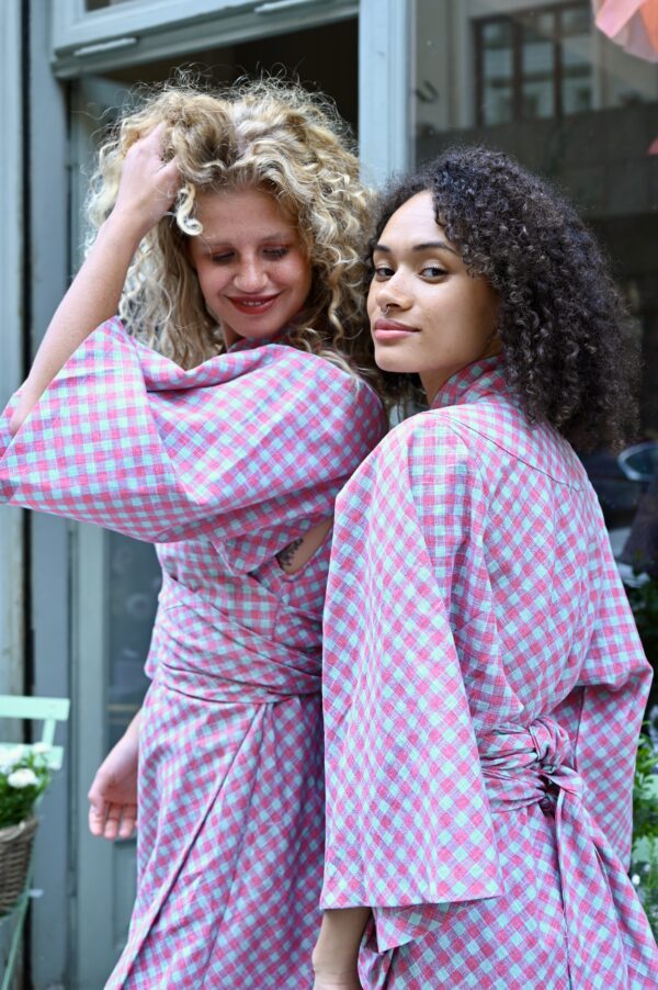 Malinové kostkované zavinovací šaty